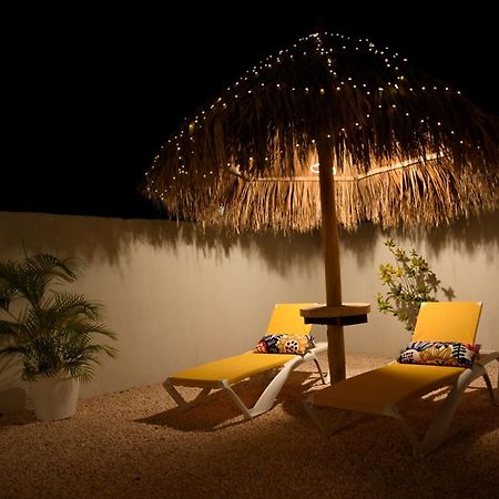 Dancing Iguanas Aparthotel Eagle Beach Bagian luar foto
